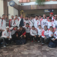 Los jugadores de Universitario ayer antes de emprender vuelo rumbo a Cochabamba, donde hoy jugarn frente a Wilstermann.