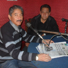 RADIALISTAS. Willy Rentera y Freddy Donoso en el estudio de Radio La Plata.