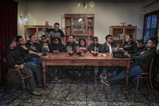 LA LOGIA. Imagen promocional de la banda con la irreverencia caractersrtica de sus miembros.