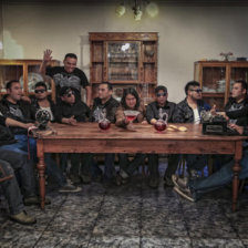 LA LOGIA. Imagen promocional de la banda con la irreverencia caractersrtica de sus miembros.