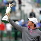 El norirlands McIlroy levanta su trofeo en el Abierto Britnico de golf.