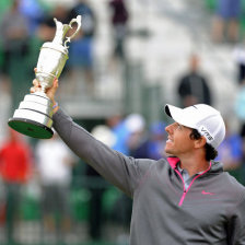 El norirlands McIlroy levanta su trofeo en el Abierto Britnico de golf.