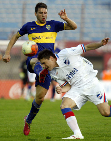 El jugador de Nacional de Uruguay, Rafael Garca (d), disputa el baln con Jonathan Calleri (i) de Boca Juniors.