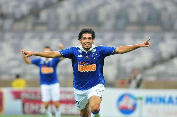 Ricardo Goulart anot uno de los tantos del Cruzeiro, ayer.