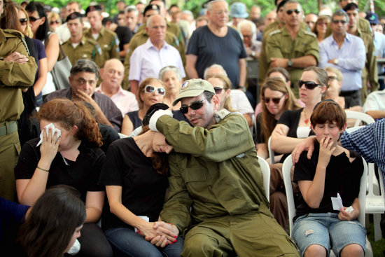 FUNERAL: Familiares del soldado israel Amotz Greenberg lloran durante su funeral celebrado en Jerusaln ayer.