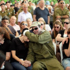 FUNERAL: Familiares del soldado israel Amotz Greenberg lloran durante su funeral celebrado en Jerusaln ayer.