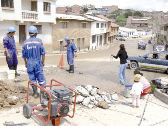 SERVICIO. La empresa local de agua potable realiza conexiones domiciliarias a diario.