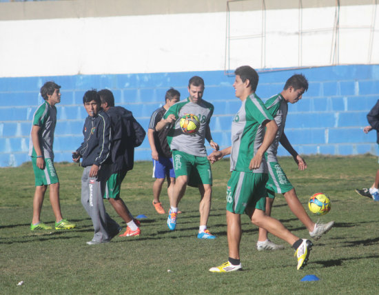 Parte del plantel se entren ayer, lunes, en la cancha de El Bosquecillo.