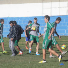 Parte del plantel se entren ayer, lunes, en la cancha de El Bosquecillo.