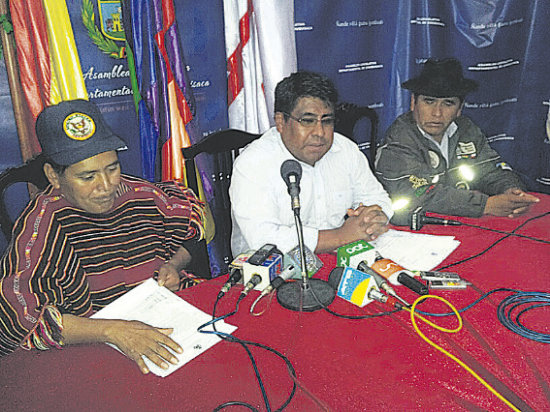 RESOLUCIN. La directiva de la Asamblea Legislativa de Chuquisaca y su Comisin de Autonomas en conferencia de prensa, ayer.