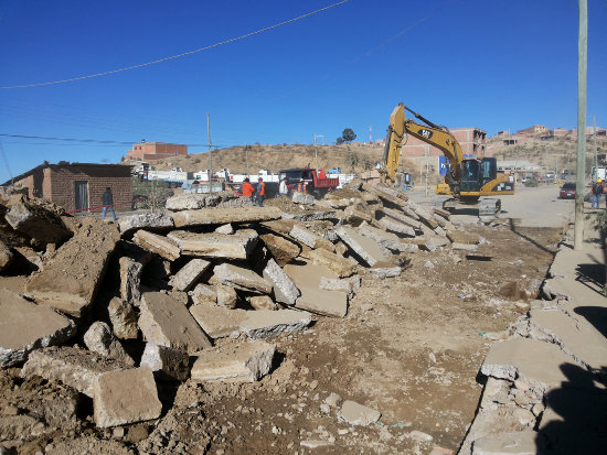 RECONSTRUCCIN. Dos retroexcavadoras retiran las losas deterioradas de la avenida.