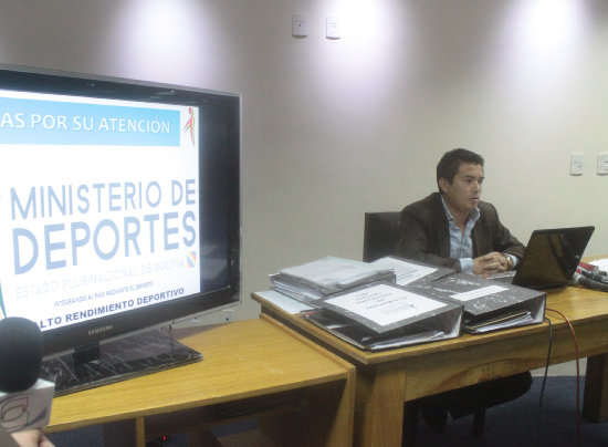 Eduardo Alberte durante la conferencia de prensa de ayer; abajo, la piscina de El Rollo est cerrada por desperfectos en los calderos y filtros.