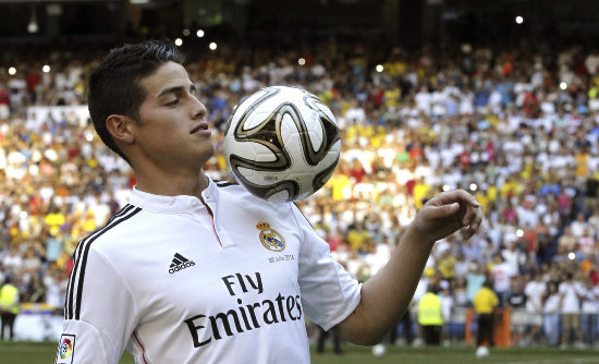 El mediocampista colombiano James Rodrguez fue presentado ayer, en el estadio Santiago Bernabu, como nuevo jugador del Real Madrid.