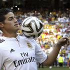 El mediocampista colombiano James Rodrguez fue presentado ayer, en el estadio Santiago Bernabu, como nuevo jugador del Real Madrid.