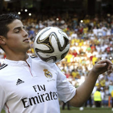 El mediocampista colombiano James Rodrguez fue presentado ayer, en el estadio Santiago Bernabu, como nuevo jugador del Real Madrid.