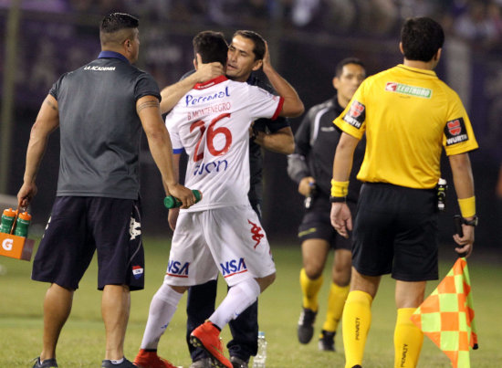 Los paraguayos celebran uno de los dos goles.