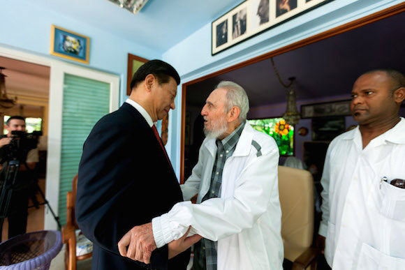 VISITA. El mandatario chino, Xi Jinping, y el ex presidente cubano Fidel Castro.