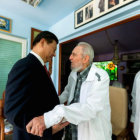 VISITA. El mandatario chino, Xi Jinping, y el ex presidente cubano Fidel Castro.