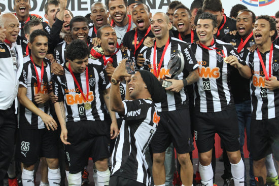 Los jugadores del Atltico Mineiro brasileo festejan el ttulo de la Recopa Sudamericana luego de vencer anoche, en la final, al Lans argentino.