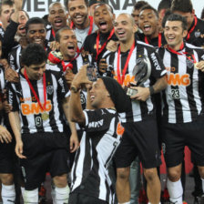 Los jugadores del Atltico Mineiro brasileo festejan el ttulo de la Recopa Sudamericana luego de vencer anoche, en la final, al Lans argentino.