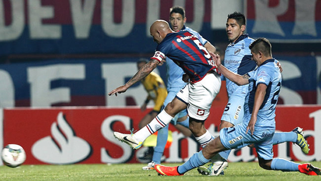 Una de las escenas del partido de ayer, en Buenos Aires; abajo, la celebracin de uno de los goles del cuadro azulgrana de San Lorenzo.