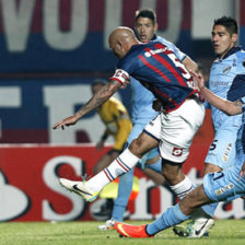 Una de las escenas del partido de ayer, en Buenos Aires; abajo, la celebracin de uno de los goles del cuadro azulgrana de San Lorenzo.