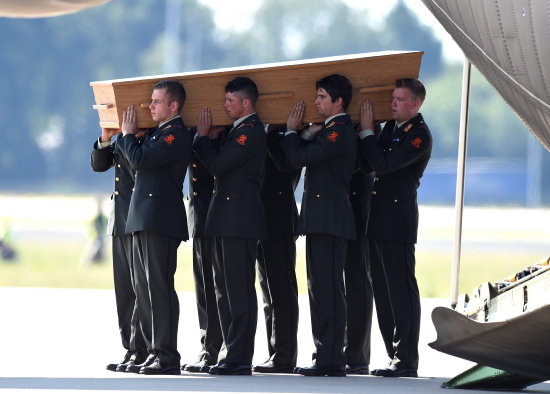 CEREMONIA. Soldados holandeses llevan uno de los fretros de las vctimas del siniestro.