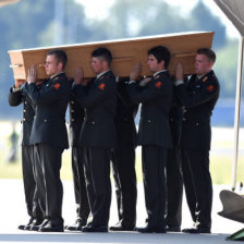 CEREMONIA. Soldados holandeses llevan uno de los fretros de las vctimas del siniestro.