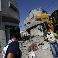 DESTRUCCIN. Miembros de la Cruz Roja caminan por una calle llena de escombros en un barrio de la ciudad de Gaza.