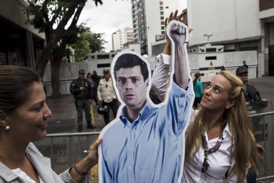 PROCESO. Lilian Tintori recibe el apoyo de ciudadanos a su llegada a los tribunales.