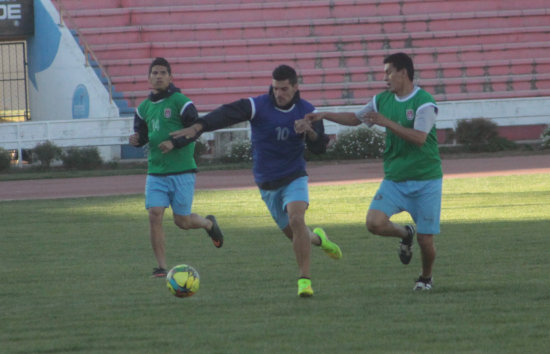 El espaol Rubn Cuesta (c) domina el baln en la prctica de ayer.