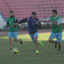 El espaol Rubn Cuesta (c) domina el baln en la prctica de ayer.