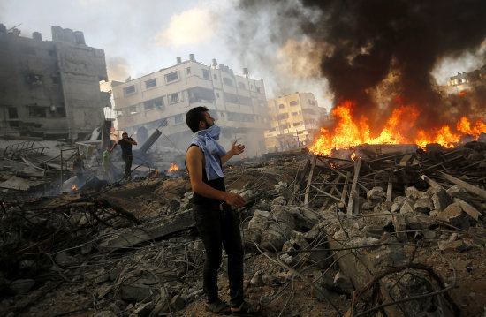 DESTRUCCIN. Palestinos revisan los escombros de una casa destruida tras un ataque areo israel en el barrio Al Tufah, en Gaza.