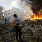 DESTRUCCIN. Palestinos revisan los escombros de una casa destruida tras un ataque areo israel en el barrio Al Tufah, en Gaza.