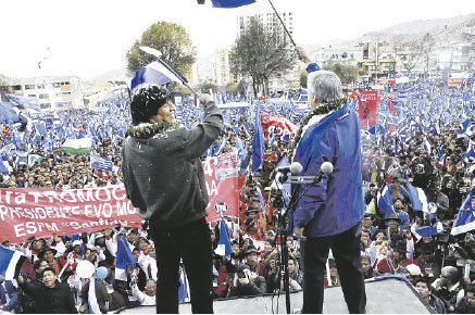 PROSELITISMO. El Movimiento Al Socialismo (MAS) reuni a su militancia para proclamar a sus candidatos Evo y lvaro en La Paz.