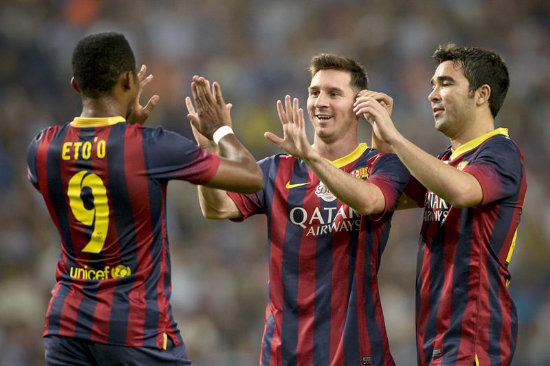 Deco (d) celebra junto a su ex compaeros Etoo y Messi.