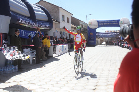 El volcn Oscar Soliz, ganador de la Vuelta al Sur en 2013; abajo, el equipo Colombia 472, el mejor del ao pasado.