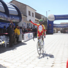 El volcn Oscar Soliz, ganador de la Vuelta al Sur en 2013; abajo, el equipo Colombia 472, el mejor del ao pasado.