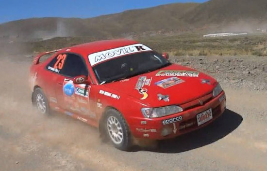 El blido de Rolando Rojas durante una prueba nacional; abajo, el momento en que sacan al vehculo del barranco tras el accidente.