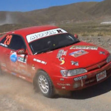 El blido de Rolando Rojas durante una prueba nacional; abajo, el momento en que sacan al vehculo del barranco tras el accidente.