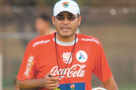 Marco Sandy dirige a la seleccin boliviana de ftbol femenino.