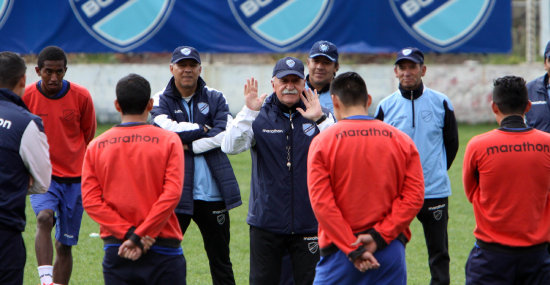 Xabier Azkargorta incluso orden patear penales en caso de que igualen anotando cinco goles en La Paz.