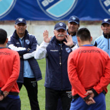 Xabier Azkargorta incluso orden patear penales en caso de que igualen anotando cinco goles en La Paz.