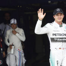 Nico Rosberg logr la pole y hoy saldr primero; Hamilton (abajo), sufri un accidente con su automvil.