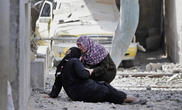 DESOLACIN. Dos mujeres palestinas lloran al regresar a su casa destruida por los ataques.