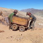 HERMANOS. De 14 y 15 aos, estos adolescentes trabajan en un yacimiento potosino.