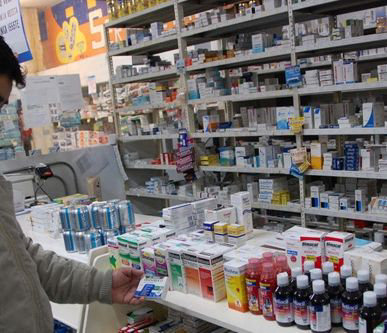 RESFROS. La gente suele ir a una farmacia para autorrecetarse penicilina.