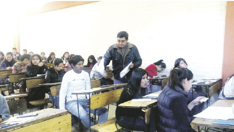 ESFUERZO. Los estudiantes durante la prueba departamental realizada ayer.