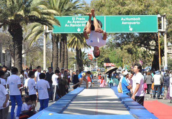 Varios deportistas hicieron demostraciones en la feria del deporte; abajo, el presidente del COB, Kjarol Herrera, entrega los 500 dlares a Conrrado Moscoso.