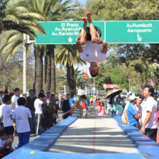 Varios deportistas hicieron demostraciones en la feria del deporte; abajo, el presidente del COB, Kjarol Herrera, entrega los 500 dlares a Conrrado Moscoso.